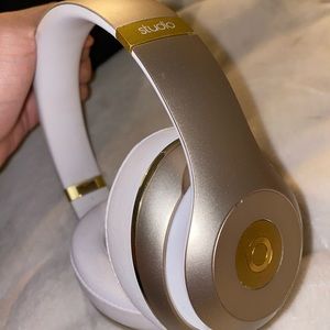 Beats Studio 2 Wireless Headphones with Hard Case